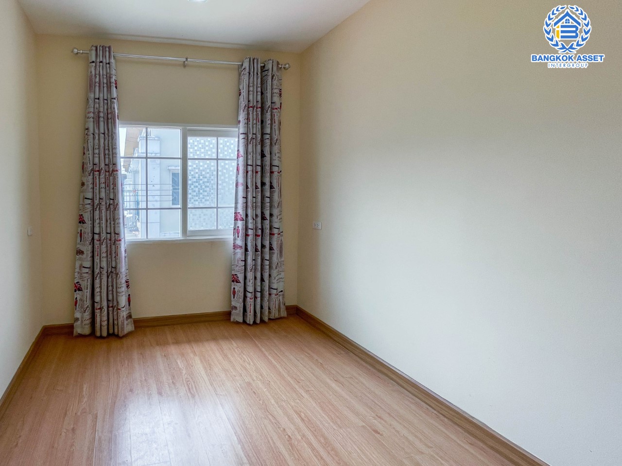 *****ทาวน์เฮ้าส์มือสองนนทบุรี ม.โกลเด้นทาวน์ ปิ่นเกล้า-จรัญสนิทวงศ์ ตอบโจทย์ทุกครอบครัว ด้วยฟังก์ชัน 4 ห้องนอน 3 ห้องน้ำ 2 ที่จอดรถ เนื้อที่ 24.1 ตร.ว. พร้อมห้องเอนกประสงค์ชั้นล่าง เดินทางสะดวกบนทำเลดีที่สุด เข้า-ออกหลายเส้นทาง ใกล้ จุดขึ้นทางด่วน ศรีรัช, สายรถไฟฟ้าสถานีบางบำหรุ และสถานีบางอ้อ